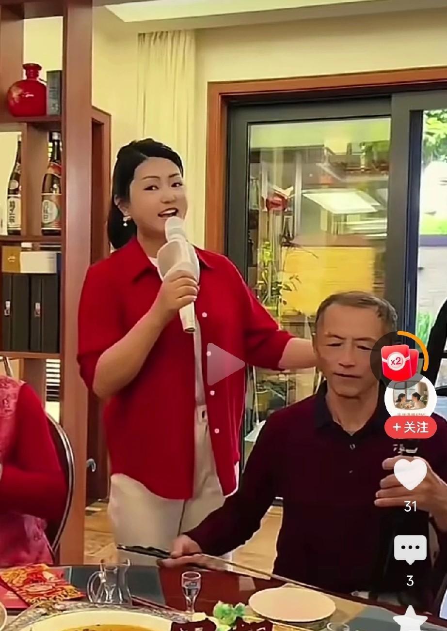 接到春晚电话的不是她，踩下油门开往普洱的却是她。
她把父母和孩子留在西双版纳的阳