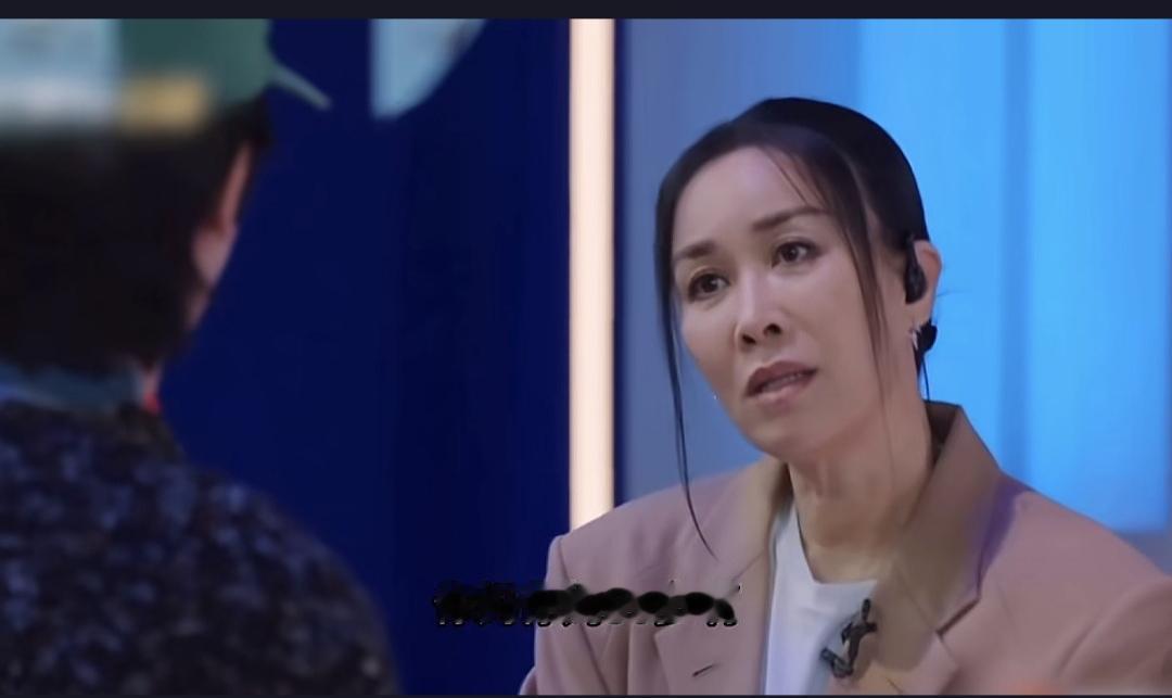 女艺人待在演艺圈，是不是都忘记自己的年龄呢？一个00后的男生直接对那英说“你跟我