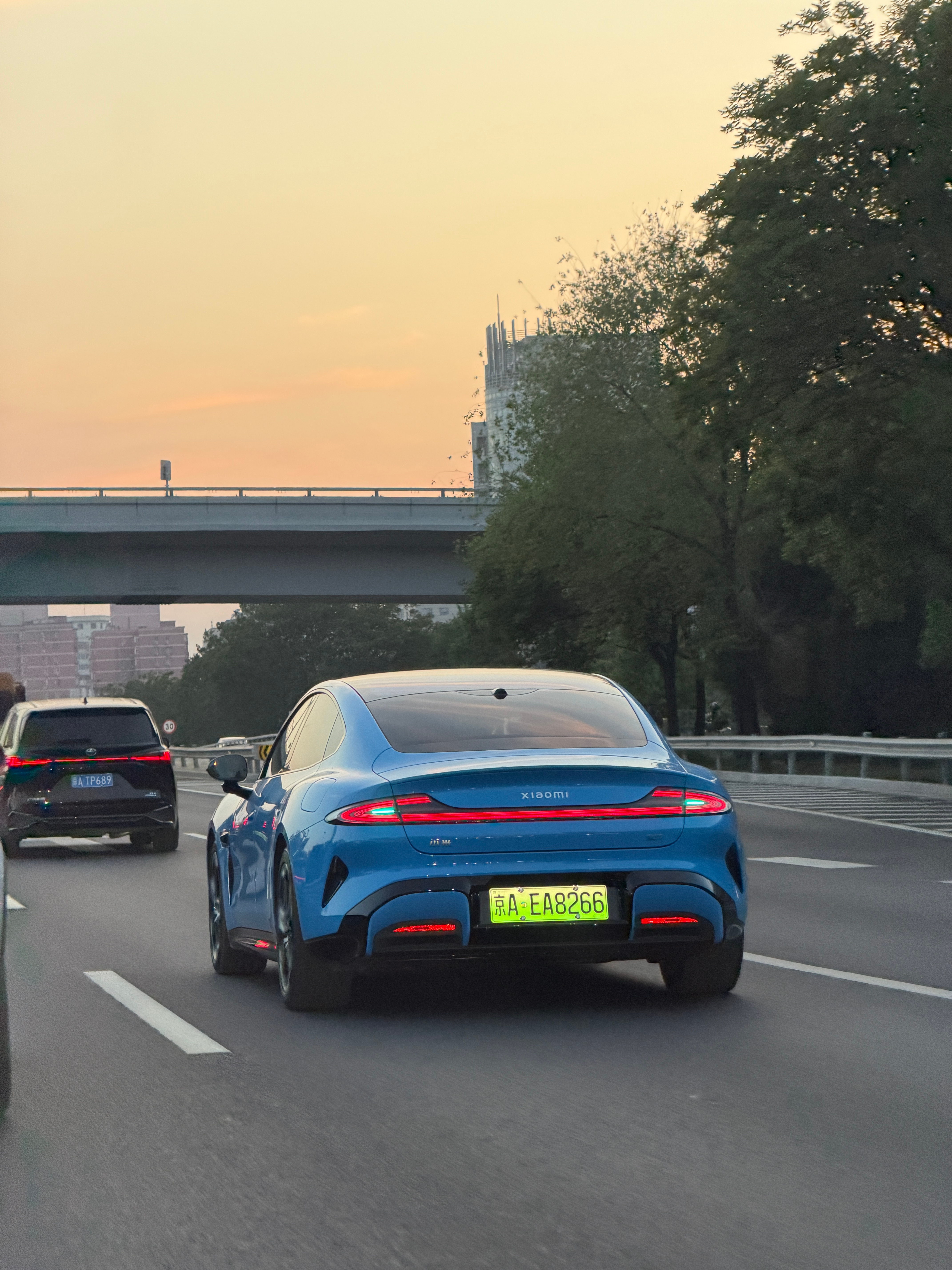 路遇两台车，你们喜欢哪台？我与汽车的日常 北京