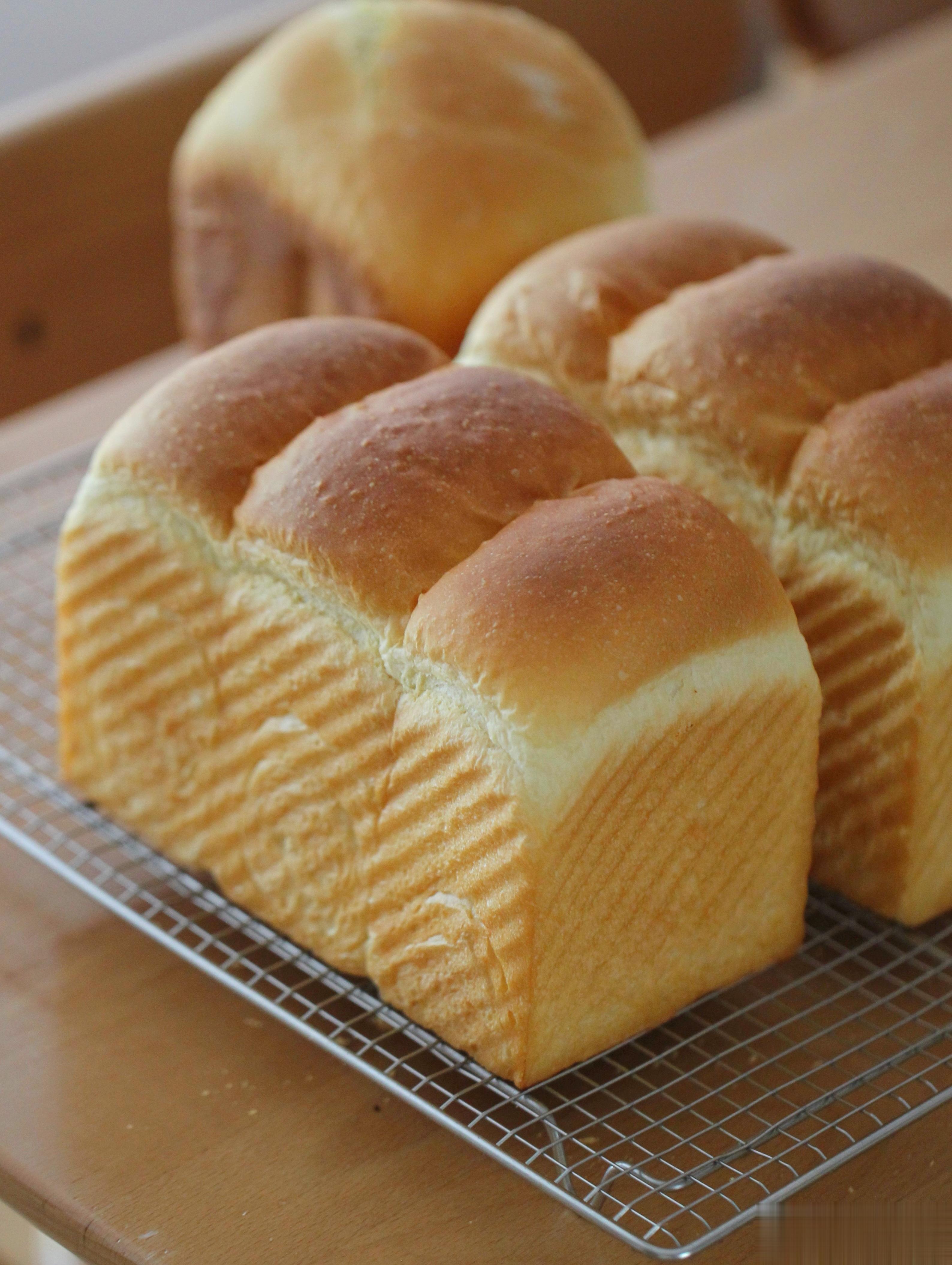 奶香基础吐司很香很软的基础吐司，配件简单制作起来很容易成功，单吃或做三明治都很赞