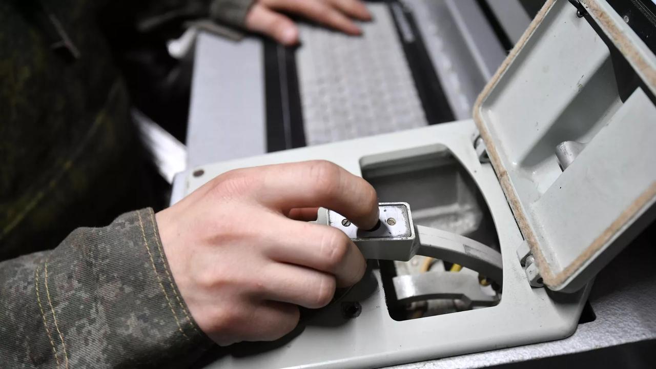 俄腹地再遭无人机突袭，已无后方可言

23号凌晨，俄罗斯列宁格勒州一处港口的油库