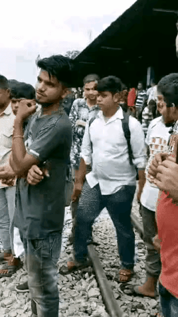 他们仿佛看到了猎物。。。。。。