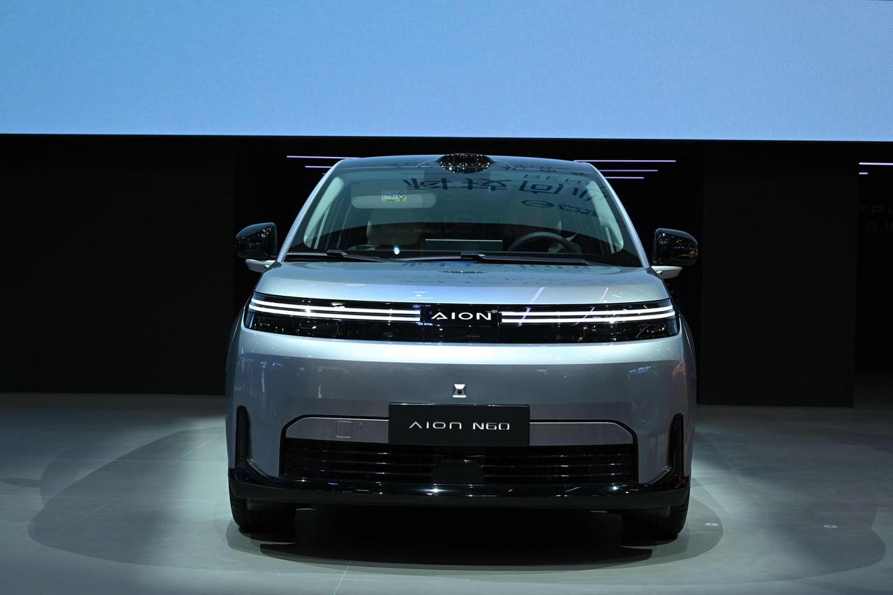 面对汽车行业“四期叠加”的深度调整，广汽集团在2026北京车展上展示了其独特的“