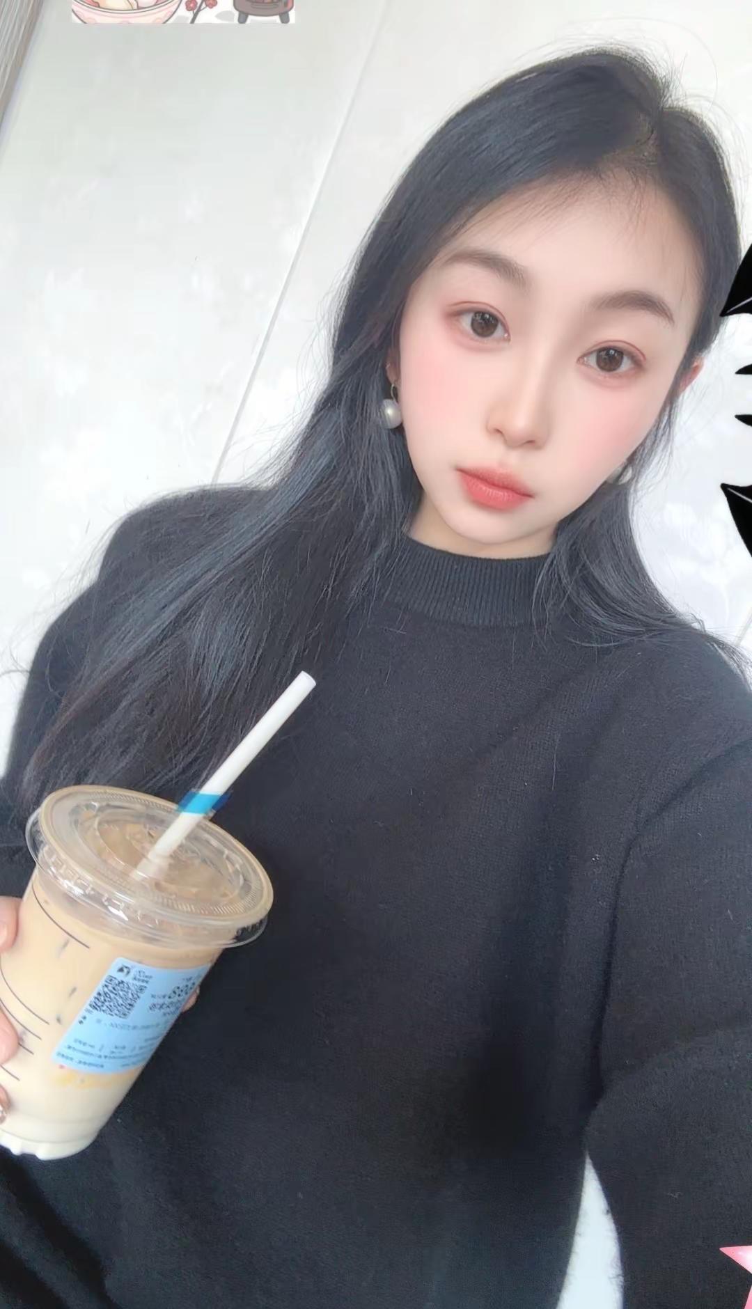 小小的圈子淡淡的生活 年纪到了已经没兴趣争辩什么 现在的态度更多的是想躲躲烂人 