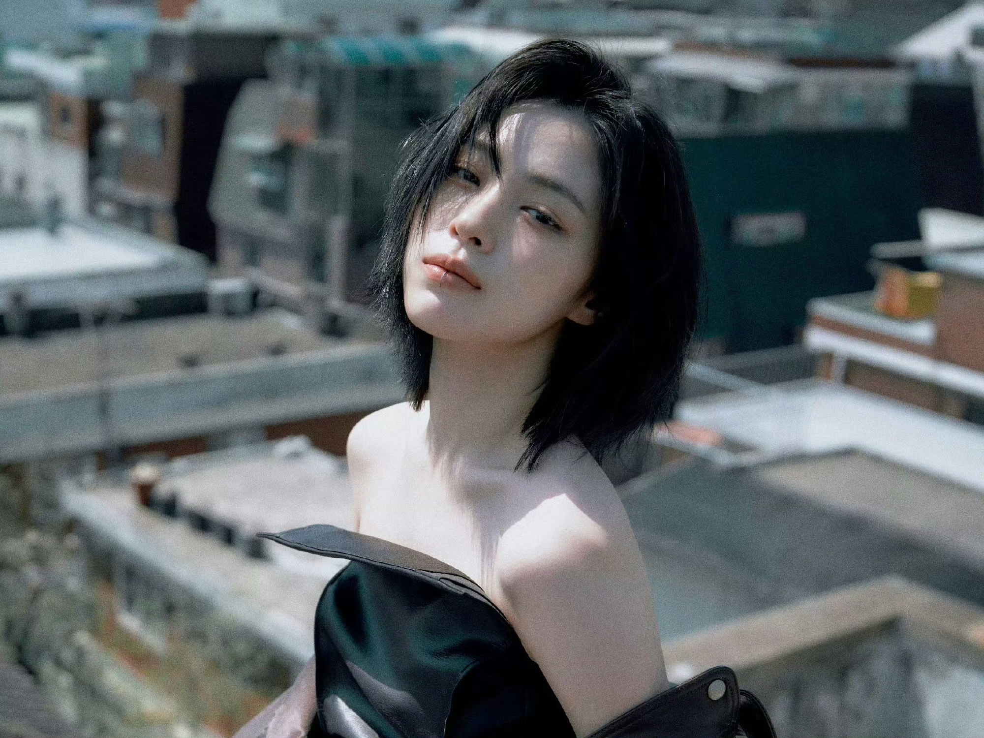 投稿【申留真】全世界最适合站在天台被微风拂过 吹动发丝的女人 