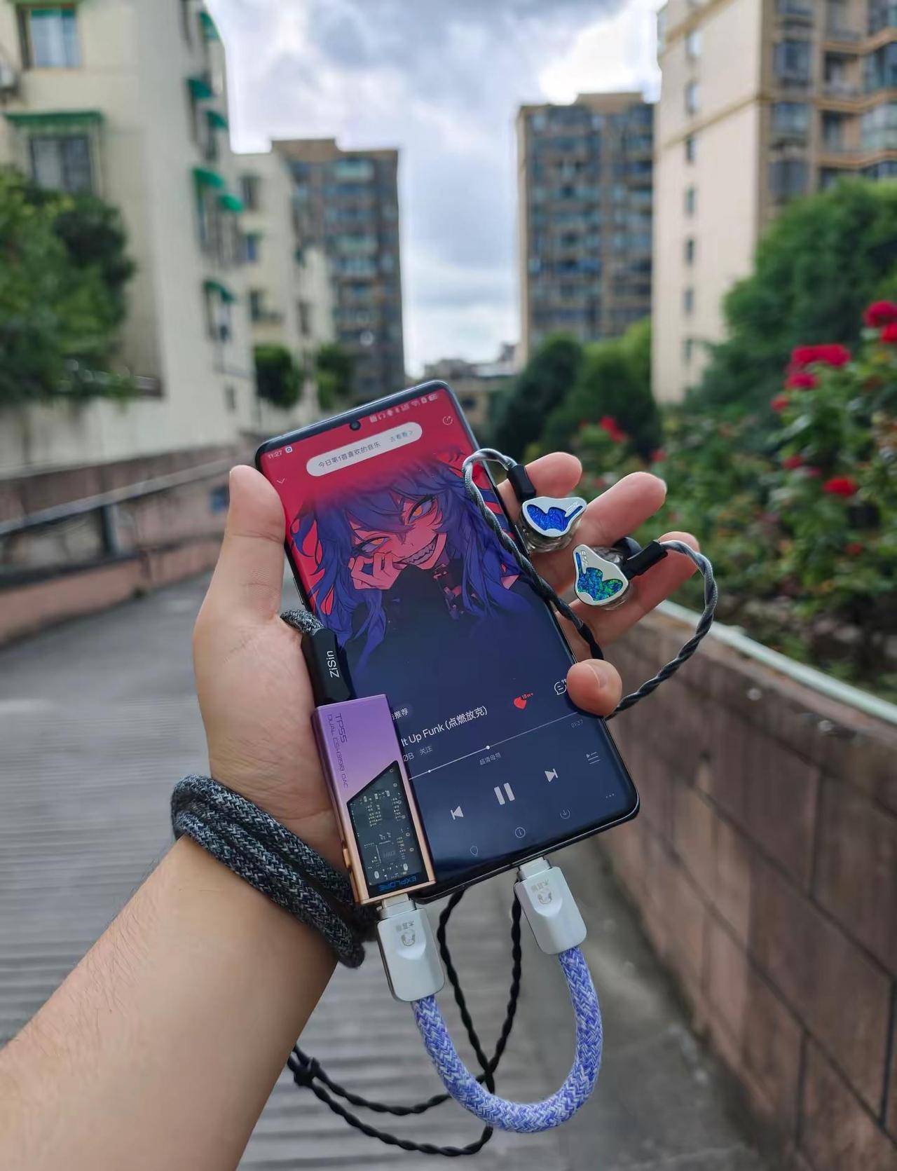 今天听这套，本来出去转转好好的，然后，突然天降大雨，我服了！耳机：k9线材：zi