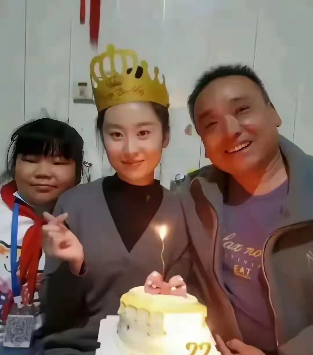 女娃相貌完全随了爸，女肖父、儿肖母，再生一个男娃就完全不一样了。换个思路，这父亲