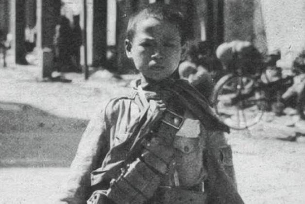 1945年，一13岁男孩因精通日语，被日军相中，当上日军翻译官。日本投降后，他却