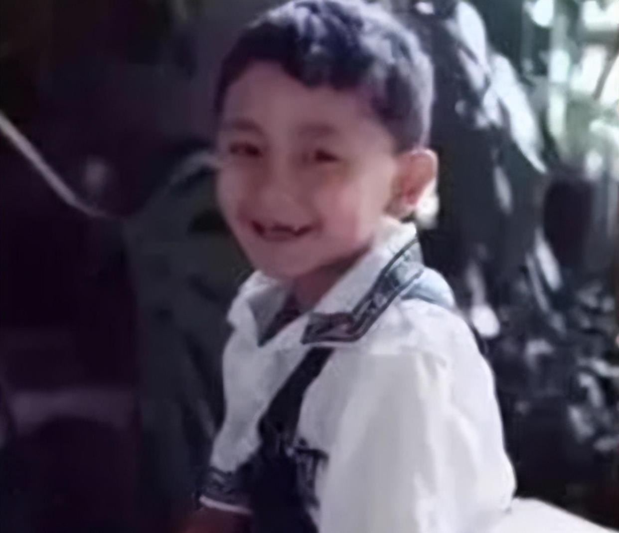 央视名主持人小尼小时候太可爱了吧。