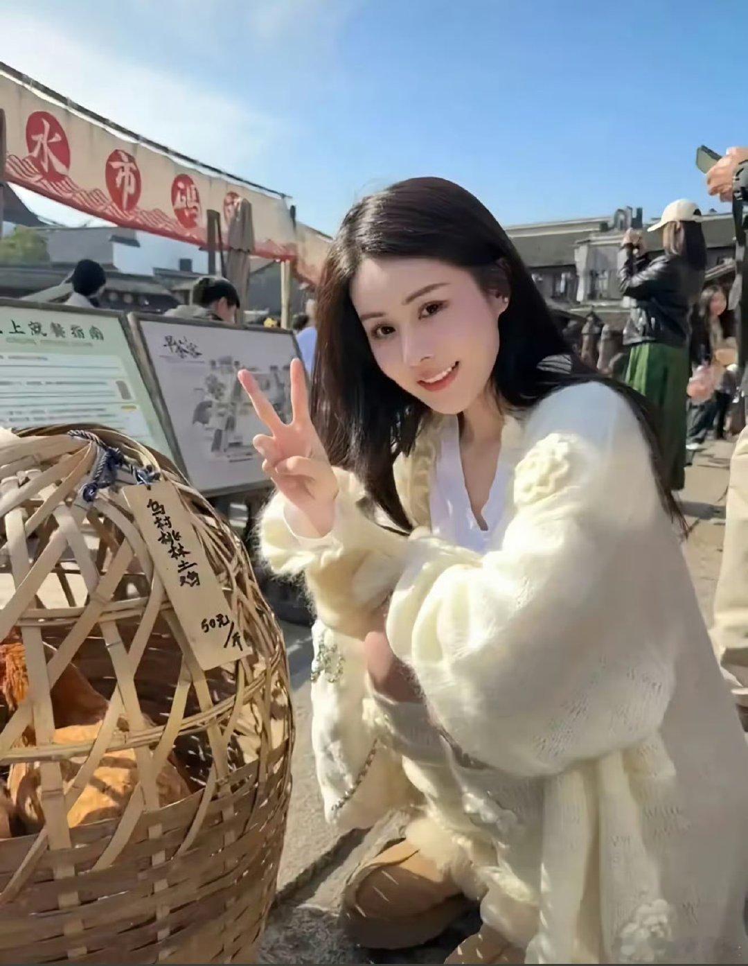 韦雪秦奋带儿子聚餐？跟前夫、前任都能处成朋友，一个前任聚餐带娃，另一个还能做同事