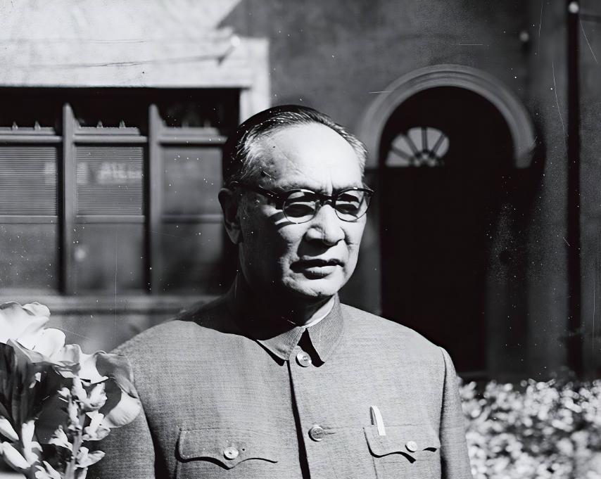 1949年12月9日傍晚，张群从成都飞抵昆明，飞机刚在巫家坝机场停稳，卢汉的嫡系