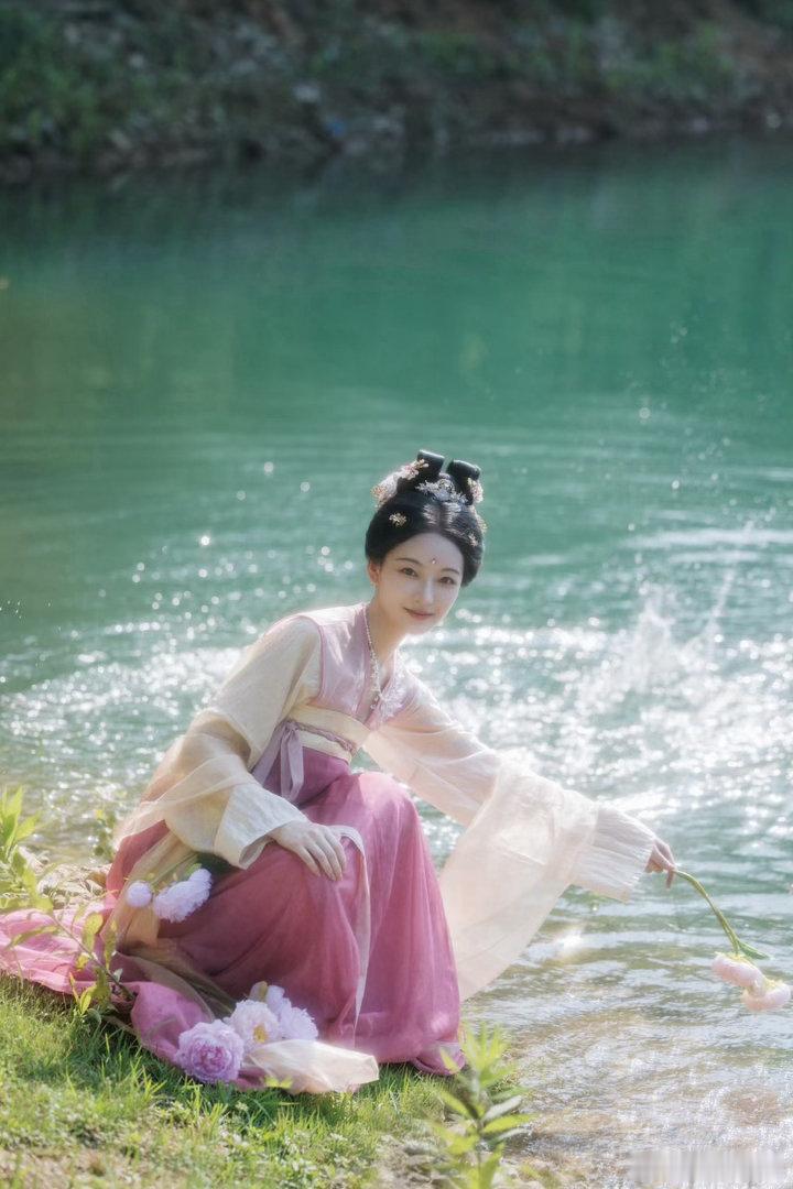 杨舒伊中戏没毕业前就演莫离女二杨舒伊中戏毕业前第一部戏是莫离中戏毕业生杨舒伊，在