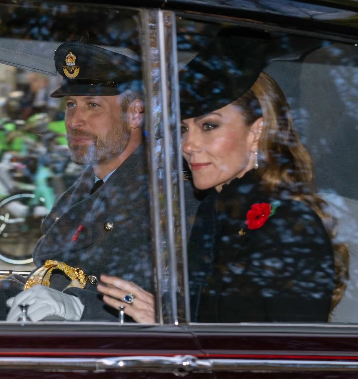 最新：威廉王子和凯特王妃今早被拍到乘车前往纪念碑出席阵亡将士纪念日活动。kate