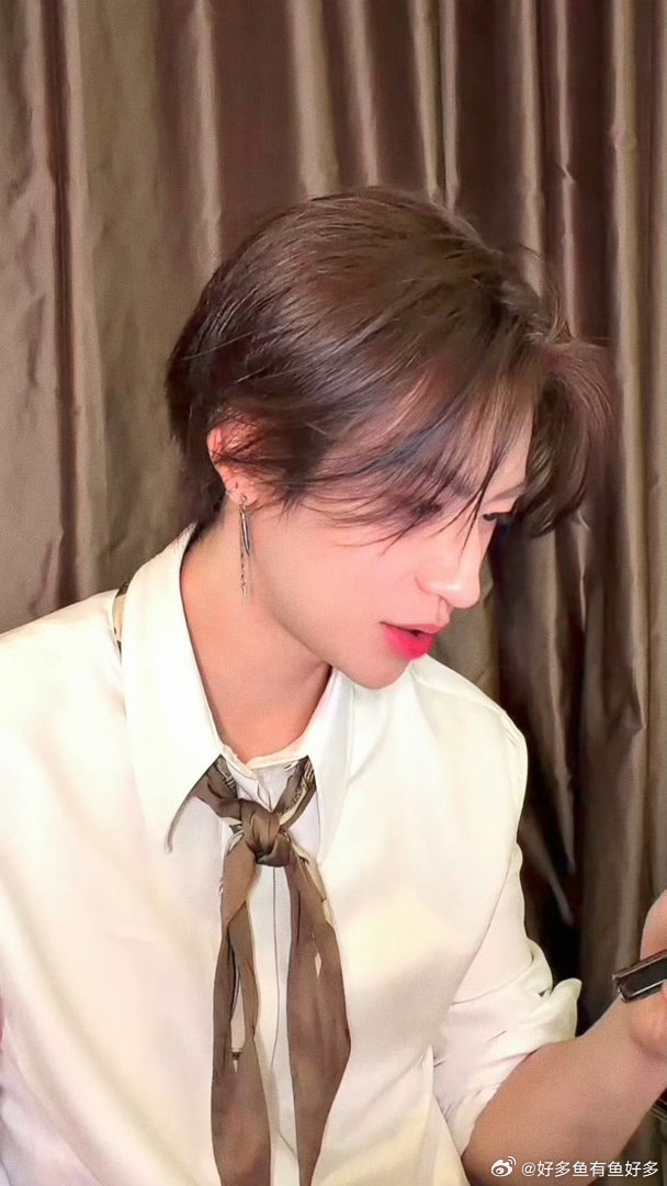 王琳凯出道八周年直播 从2018到2026，八年时光雕刻成长！18岁的莽撞成了2