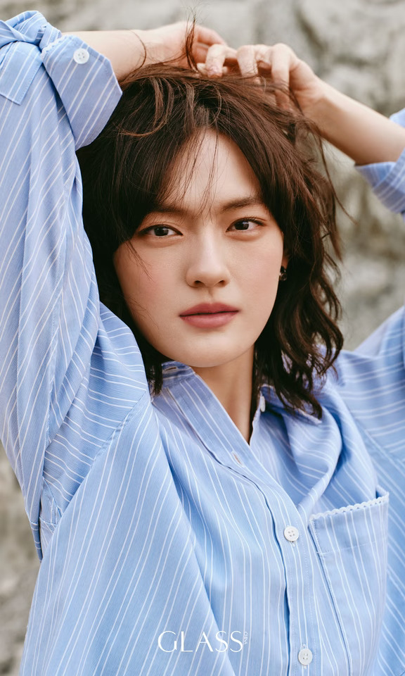 文淇GLASS杂志新刊封面，好美的一双眼睛