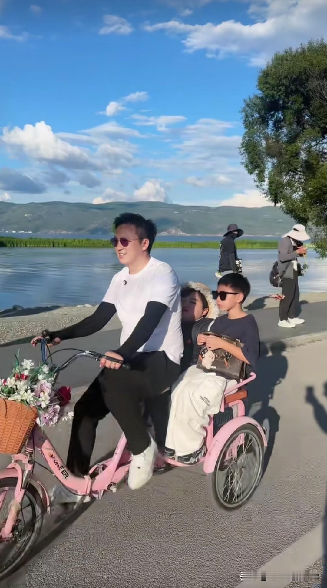 大双骑车带着喜梅和儿子在洱海边骑行，一路风景美极了，这画面太幸福了！
看喜梅脸上