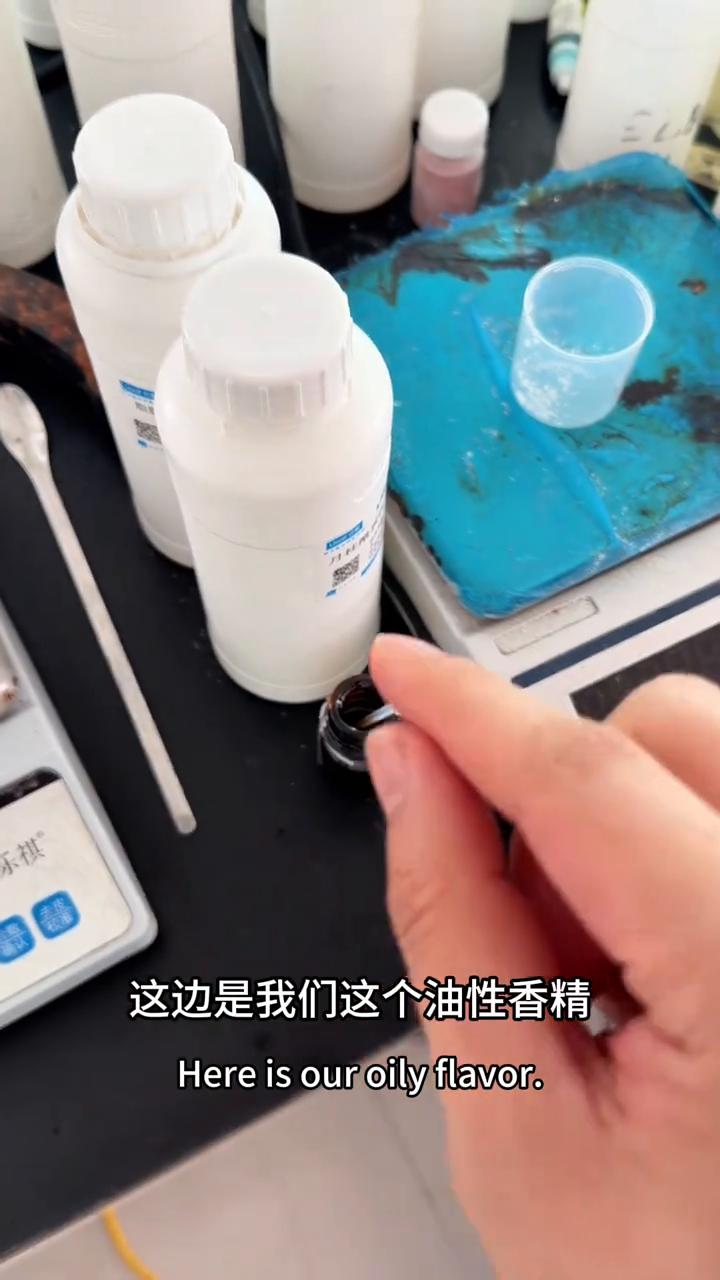 油溶性香精如何在水中溶解？
大家好我是杨哥。有很多粉丝做喷雾的时候总反馈香精和水