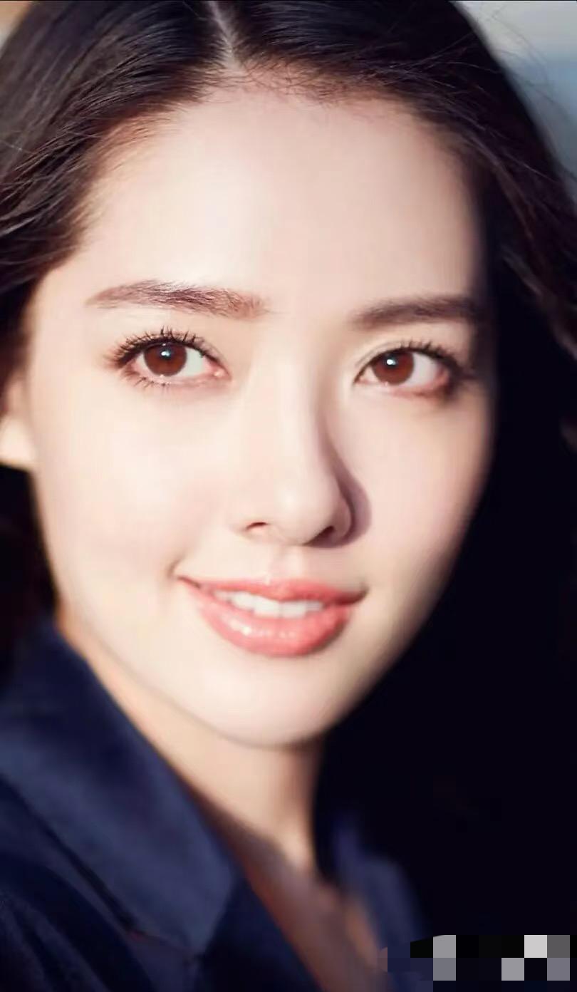 郭碧婷作为豪门儿媳妇，
她做的最正确的事情，
不是给向家生了两个孩子，而是嫁到富