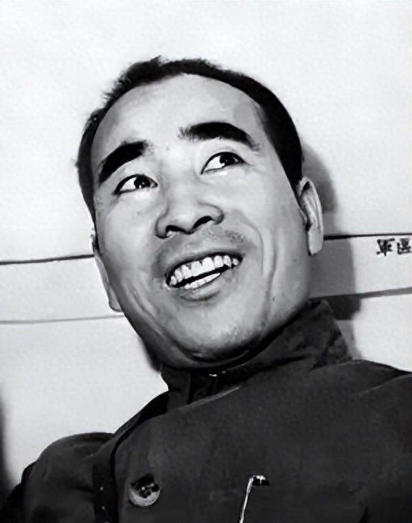 1947年梁兴初买烟时发现忘带钱，立刻给刘亚楼打电话求借1万元，这是什么情况？