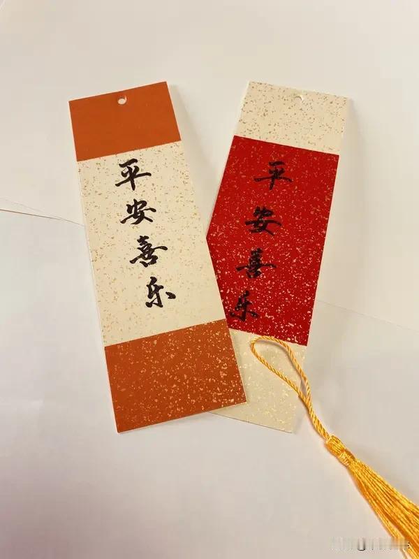 过年贴对联，那是传统习俗，热闹又喜庆。有人出上联“年年顺顺利利”求下联，网友们的