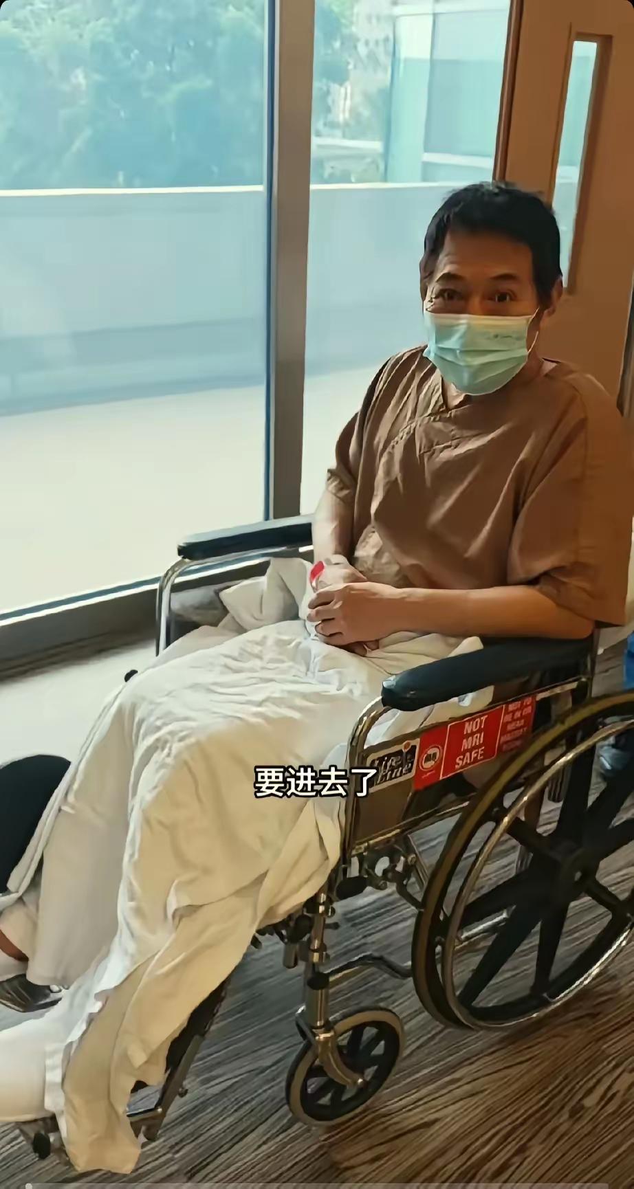 大家没必要同情61岁老得像72岁的李连杰，
 
原因很简单，
 
不是他没钱治病
