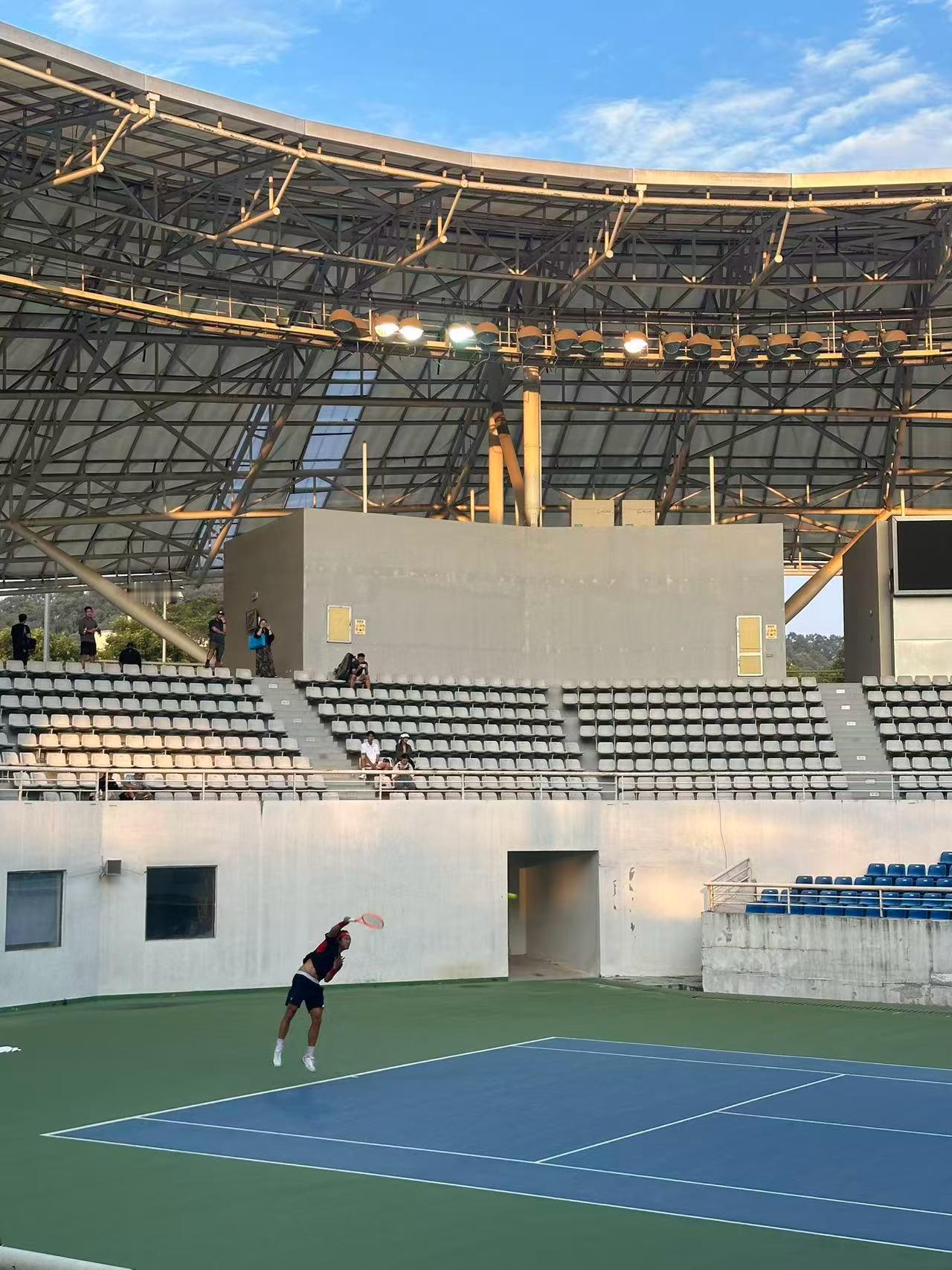 成人营和儿青少年营的营员，今天下午的一项活动安排是在东莞网球中心的中央球场观看职