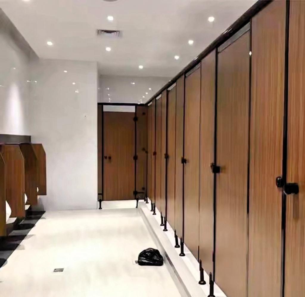 广东东莞一男子李某花350元与女子吴某在公厕发生关系后，竟趁对方不备抢走价值86