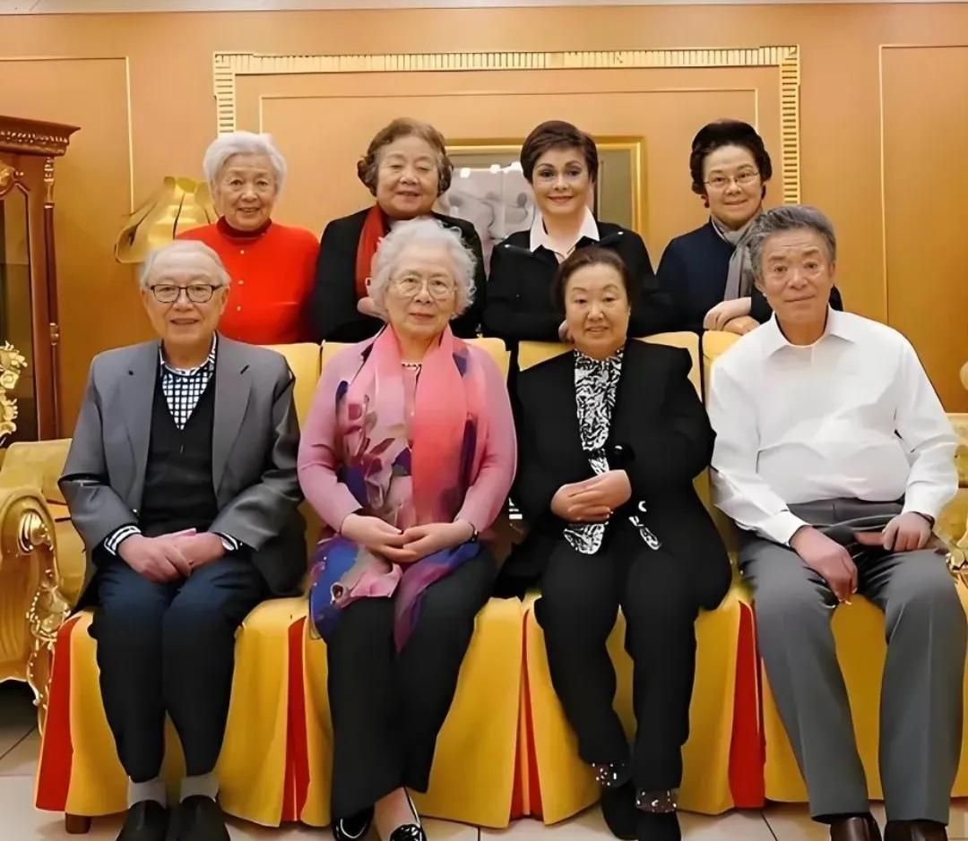 谢芳、王玉珍、李谷一、王紫薇、李光羲、郭淑珍、郭兰英，这八位老艺术家，我仅能认出