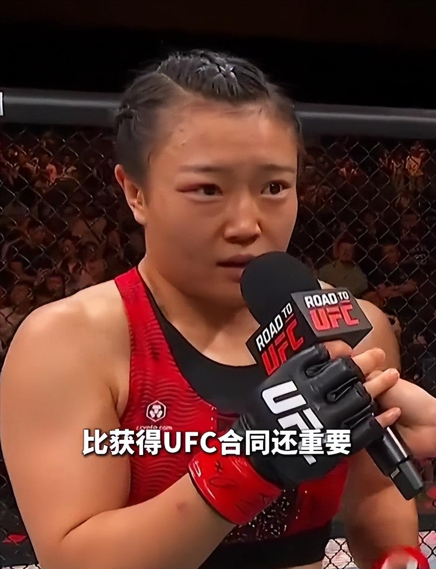前一天还是诊室里心细如发的石医生，转眼间就成了拳台上拳拳到肉的石勇士。在扎针和格