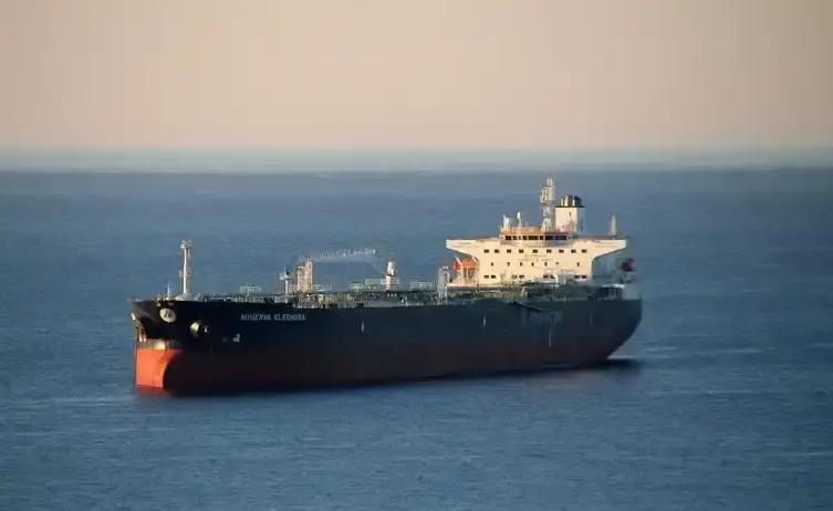 快讯！
就在刚刚，
拦船这事，真要惯着，下一步就是用军舰给规则划线。过去靠金融、