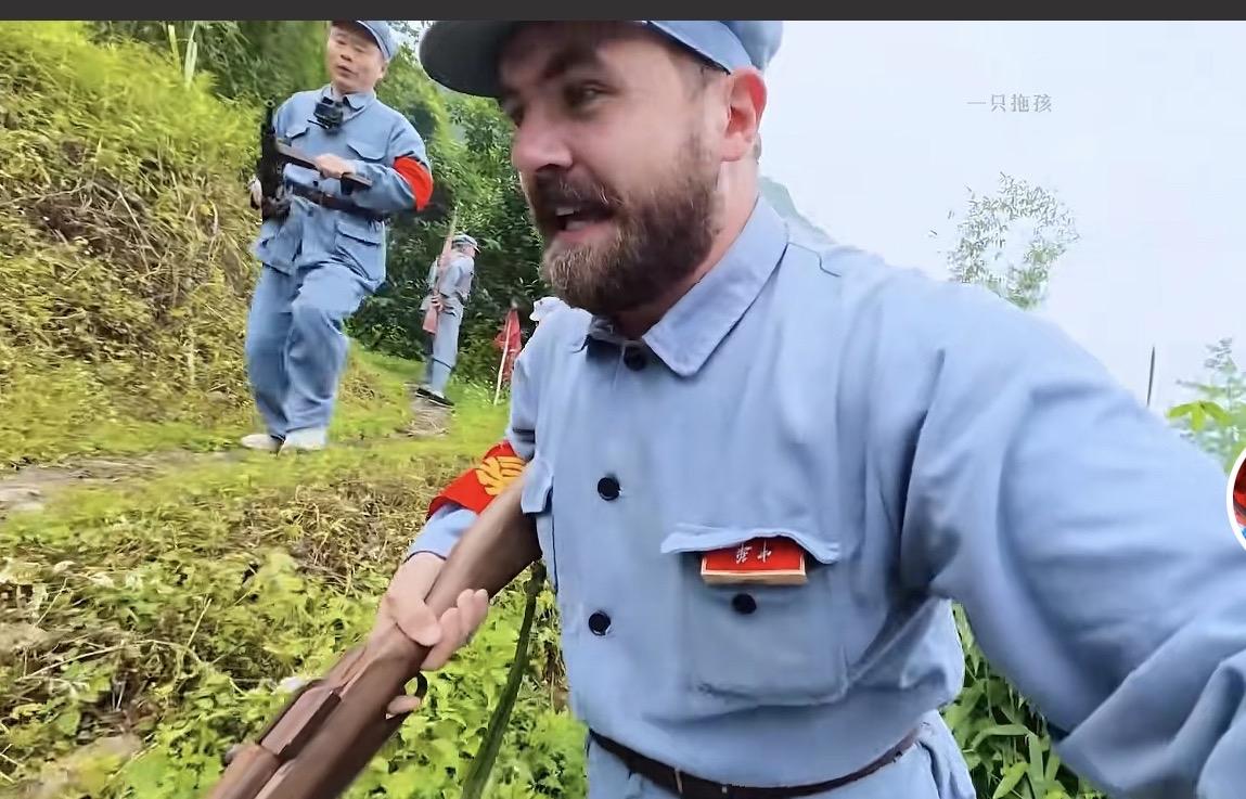 哈哈哈哈，一觉醒来，外国网友的天都塌了！事情是这样的，英国网红麦克三次中国行，粉