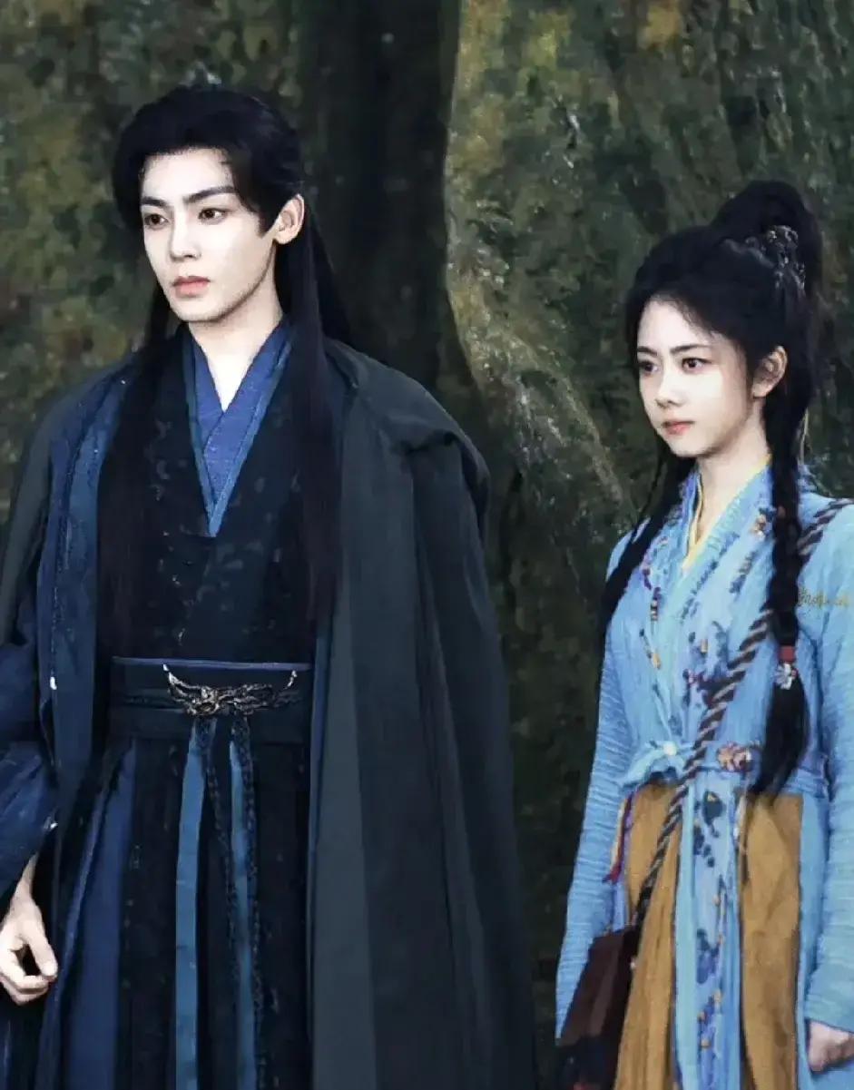 热度8500，扑剧？
 
《逍遥》上线那天，弹幕刷满“姐弟恋劝退”。点开正片，谭