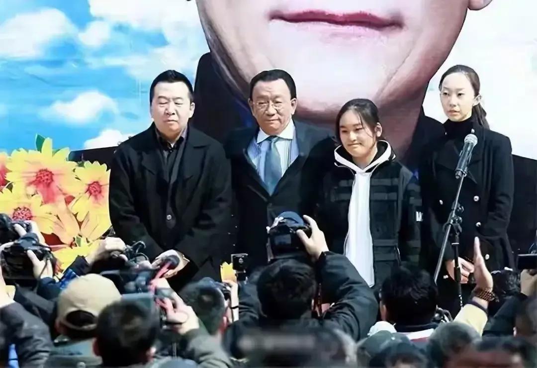 在郭德纲与侯耀华俩人之间究竟是因为什么原因而分道扬镳互为仇敌了呢？他们俩人的关系