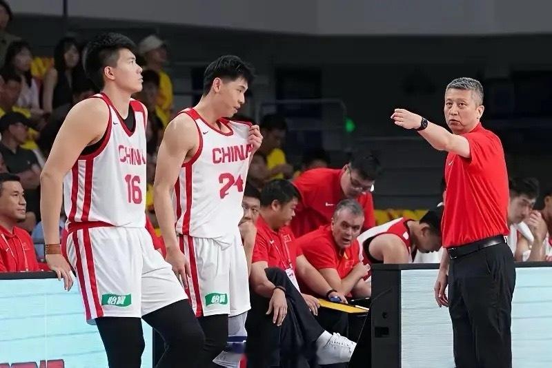 在佛山站热身赛中，中国男篮以83:78险胜乌拉圭男篮。此役，中国队首发派出廖三宁
