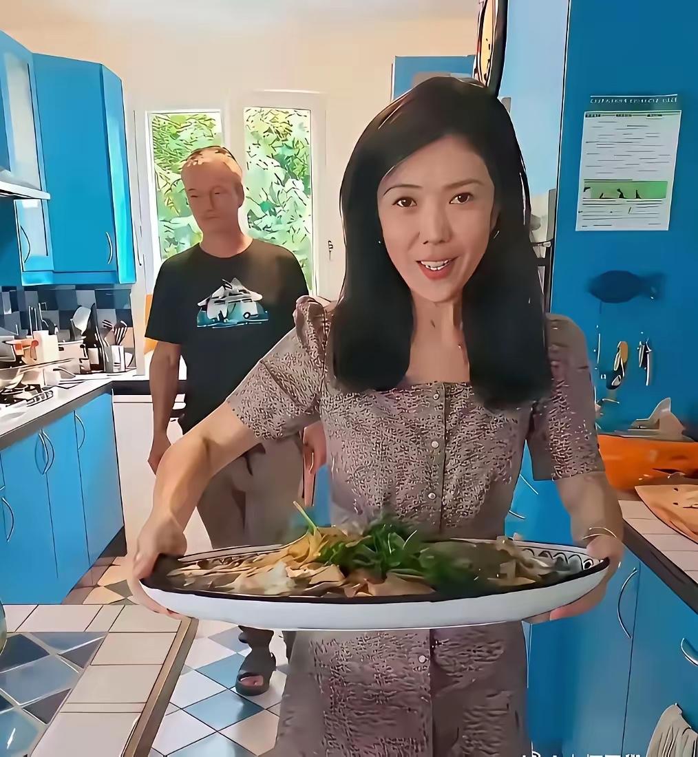 国外是贤妻良母，国内是独立女性。