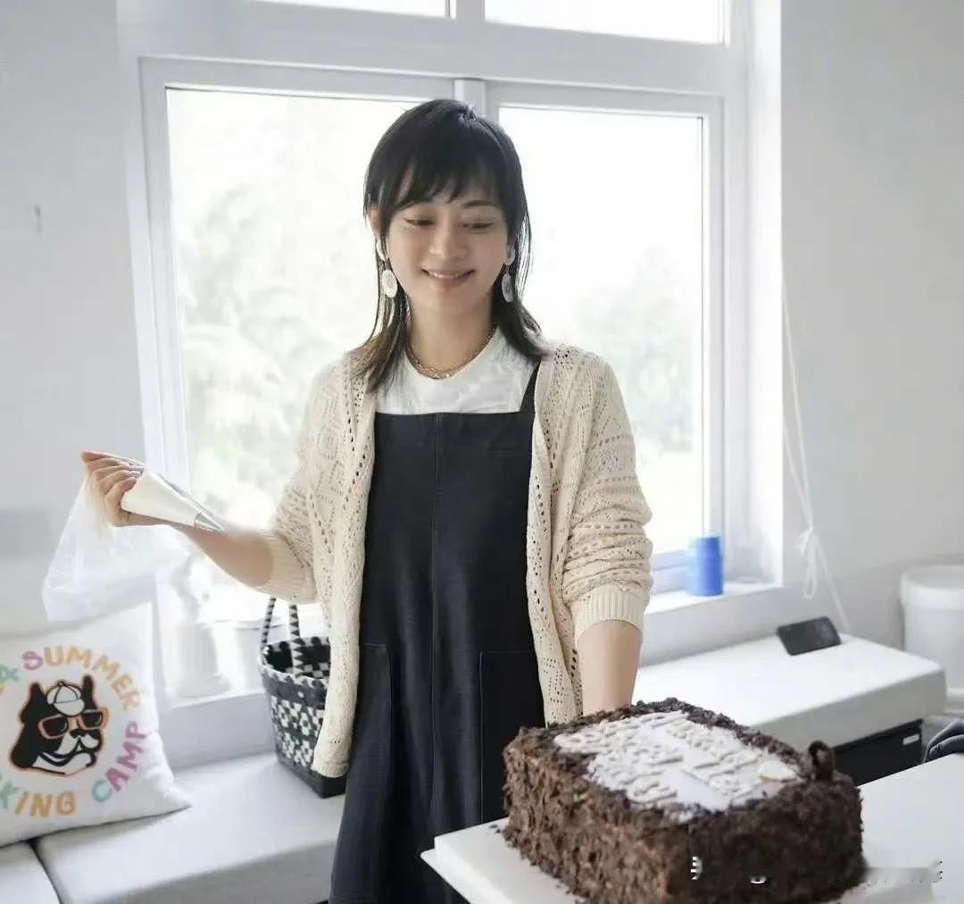 今天是小花11岁生日，孙俪和邓超一起做蛋糕，为女儿庆生！
从照片中看出做蛋糕主力