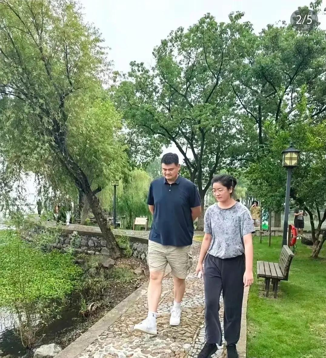 姚明的女儿以后找男朋友就找个矮点的综合一下身高了，毕竟一家子都这么高
姚明身高2