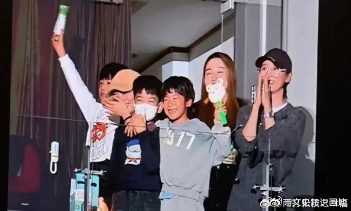 陈妍希儿子谢楠儿子见面就打节目里那个 "先拥抱再对练" 的画面，曾让不少观众捏了
