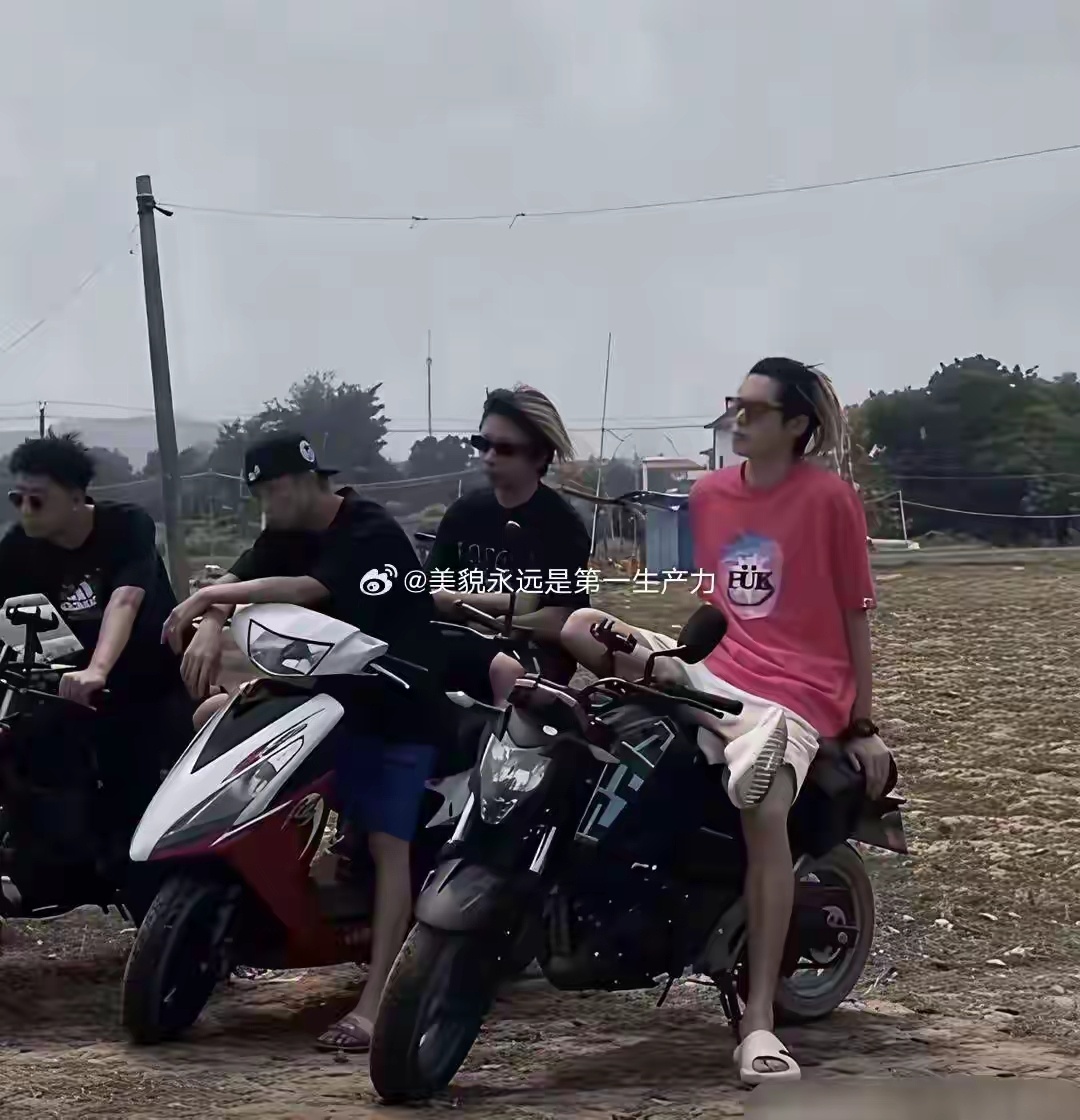 王鹤棣早期照片被扒，真的就是个精神小伙就是进了娱乐圈之后被包装的太好了 