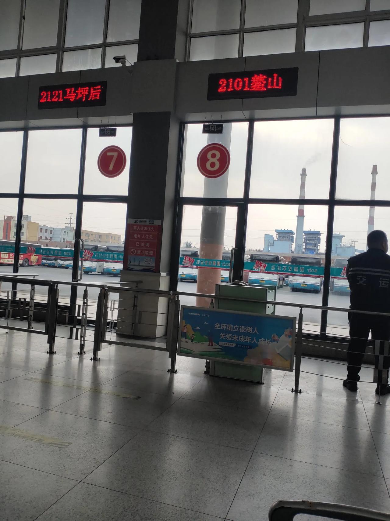 今天上午，即墨2101路鳌山卫公交车不知道是什么情况，发车间隔长达50分钟，上一