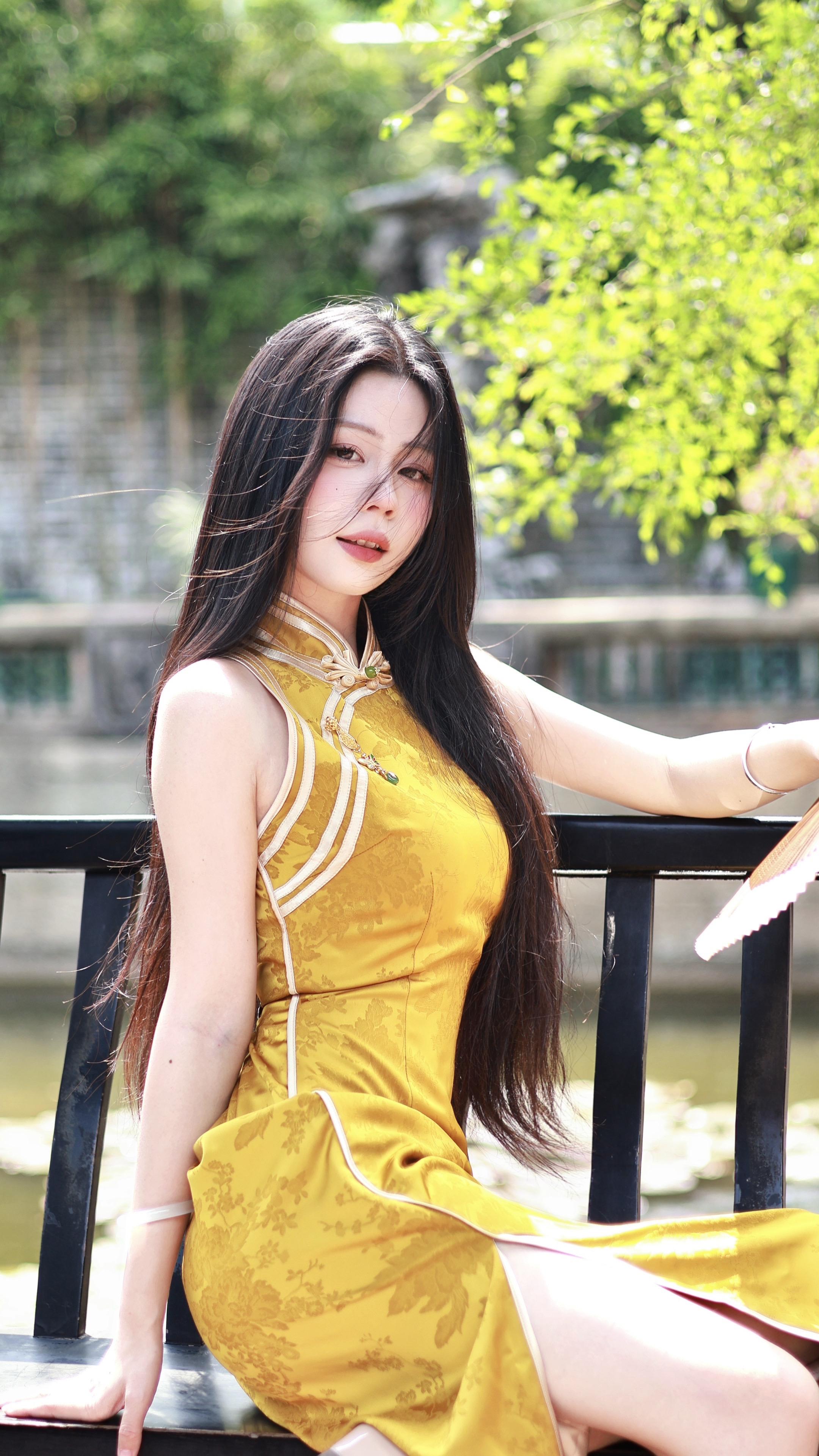 雨儿轻轻飘 心儿似火烧。