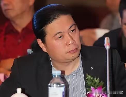 文化人就是不一般，看看人家汪海林，讲个笑话的功夫就把张丹丹教授批了。全程不带一个