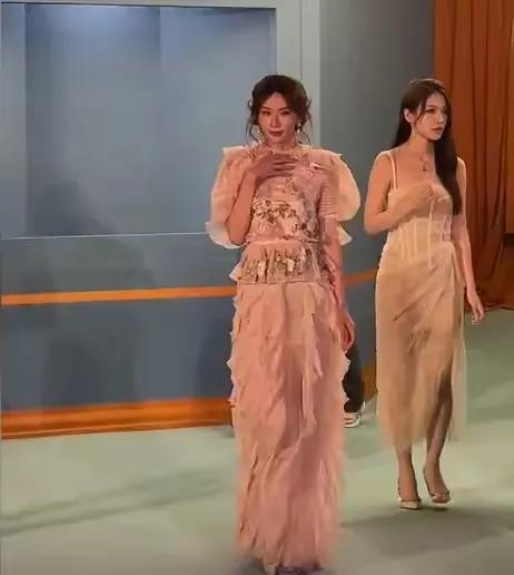 林志玲应该不会再火了，我问儿子，两个姐姐谁好看？他说右边的精致，身材好，左边的邋