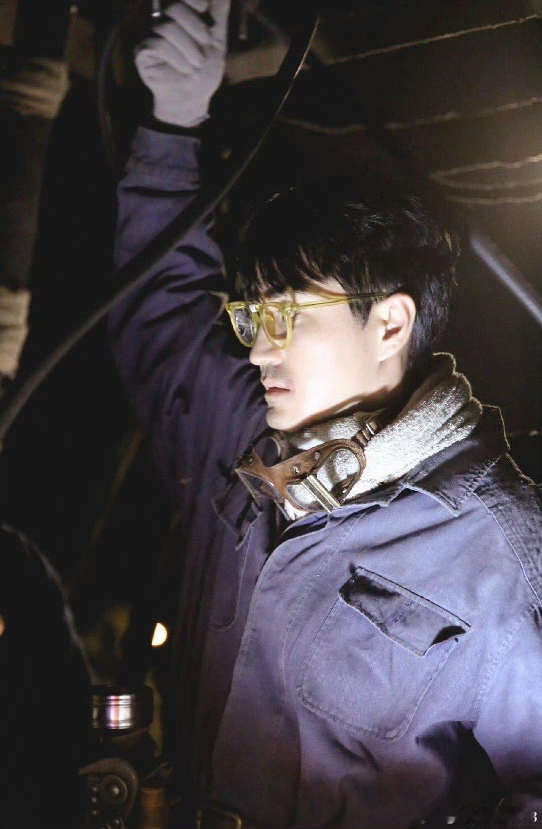 坏了真让杨玏演上天了 杨玏用实力证明：真正的好表演不需要大喊大叫。一个调试护目镜