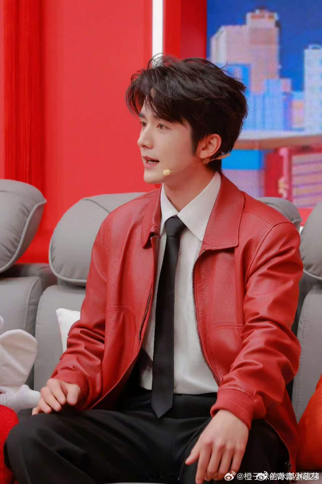 张新成马年春晚造型张新成色新中式好衬他，喜庆又帅气 这个造型还是非常的喜庆的。 