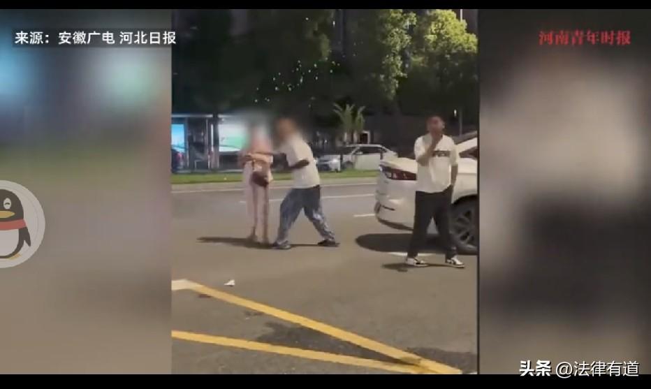 你看这事闹的，重庆老两口街头斗嘴，互不相让，老爷子被活活气死。

重庆街头，一位