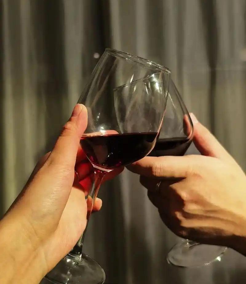 黑龙江牡丹江，男子和女友酒后因感情问题发生争吵，女友一气之下闹着要跳楼，男子眼疾