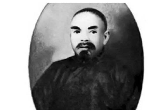 1917年，张作霖聘请李书文出任三军武术总教师，日本教官冈本见李书文已年过半百，