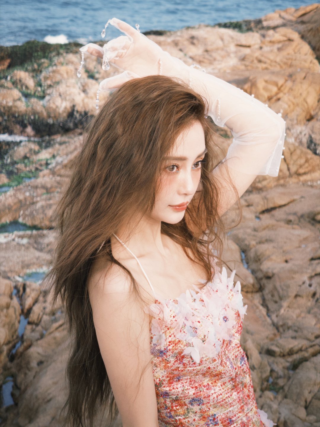 Angelababy内娱璀璨映星芒，颜霸风姿韵绕梁。眉似春山含秀意，眸如秋水漾清