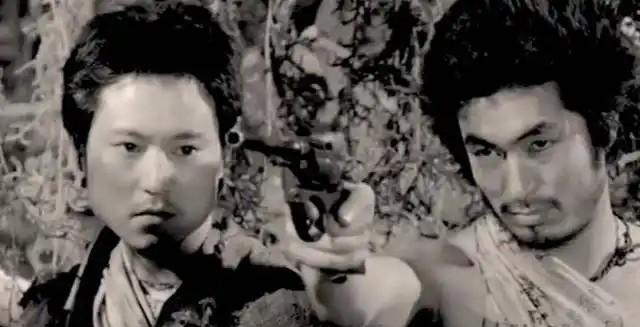 1944年，太平洋战火纷飞。安纳塔汉岛，这座偏远火山岛，成了32名日本男性与一名